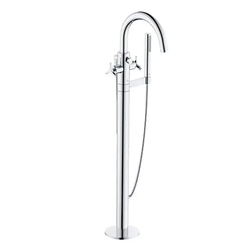 Hochwertiger freistehender Badezimmer-Wasserhahn aus verchromtem Metall mit einer eleganten, geschwungenen Linie und einem praktischen Handbrauseanschluss.